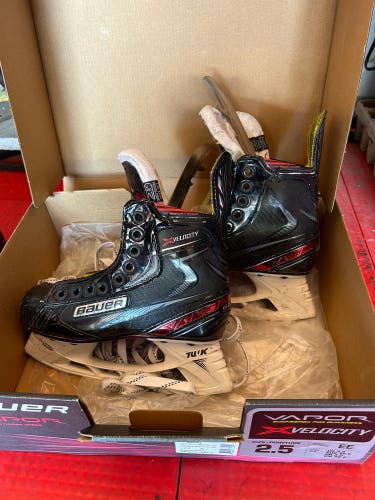 Junior Bauer Extra Wide Width  Size 2.5 Vapor X Velocity Hockey Skates
