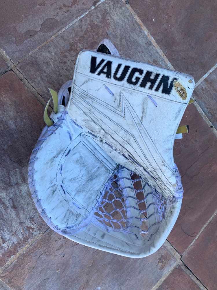 Vaughn V9 goalie glove