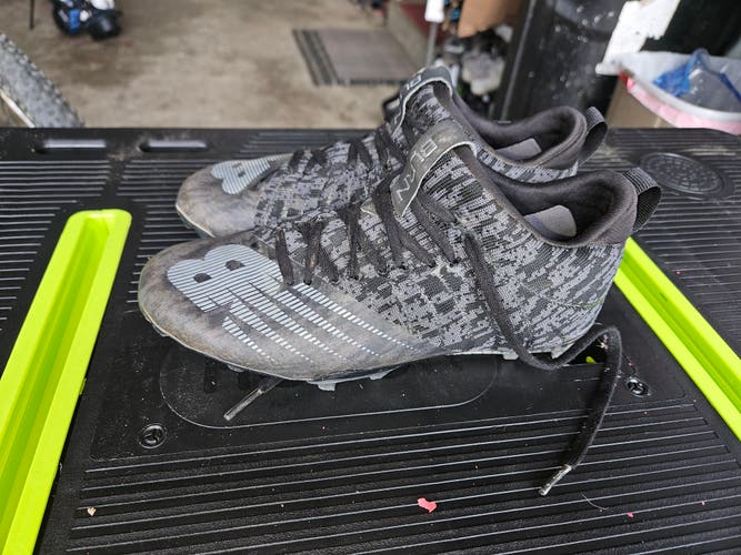 Black Youth Used Size 4.5 (Women's 5.5) Molded Cleats New Balance Mid Top