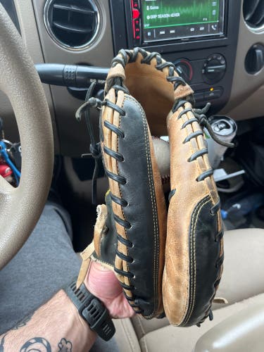 Used Right Hand Throw 35" CM3000BT Catcher's Glove