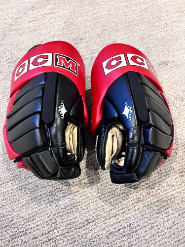 New CCM HG42 Gloves 15"