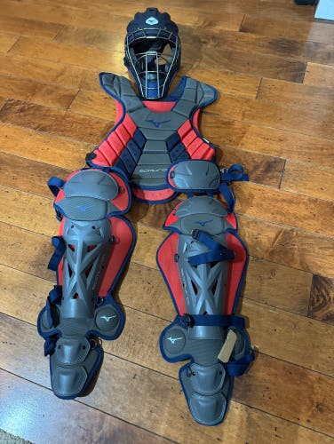 Mizuno Samurai Womens Boxed Catcher's Gear Set (14-15")