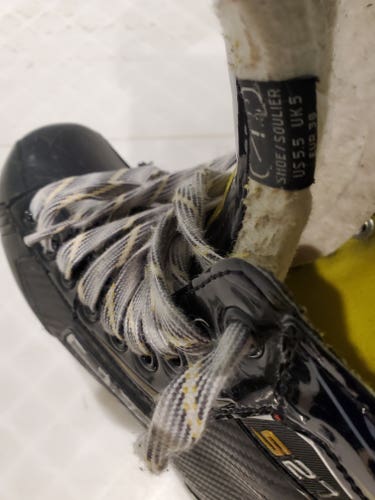 Junior Used Bauer Supreme S27 Hockey Skates Regular Width Size 4.5