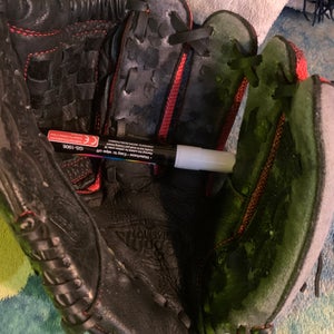 Used Louisville Slugger Right Hand Throw Baseball Glove 11"