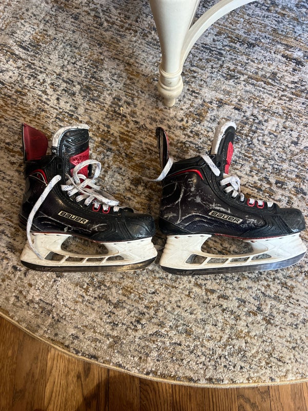 Intermediate Bauer Regular Width   Size 5 Vapor 1X 2.0 Hockey Skates