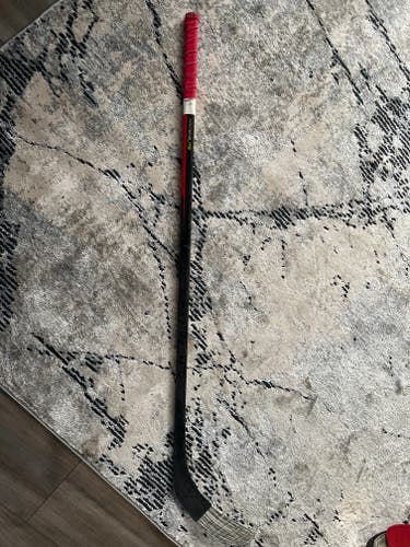 Junior Right Handed Bauer Vapor Hyperlite Hockey Stick P28