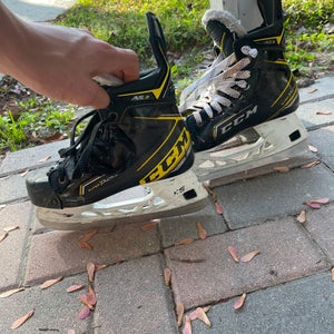 Intermediate CCM Regular Width   Size 4.5 Super Tacks AS3 Hockey Skates