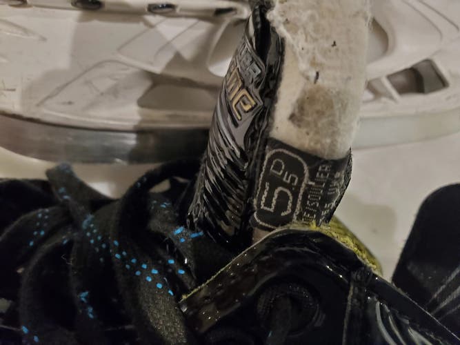 Intermediate Used Bauer Supreme 2S Hockey Skates Regular Width Size 5.5