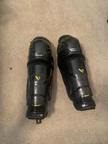 Used Bauer 16" Supreme Mach Shin Pads