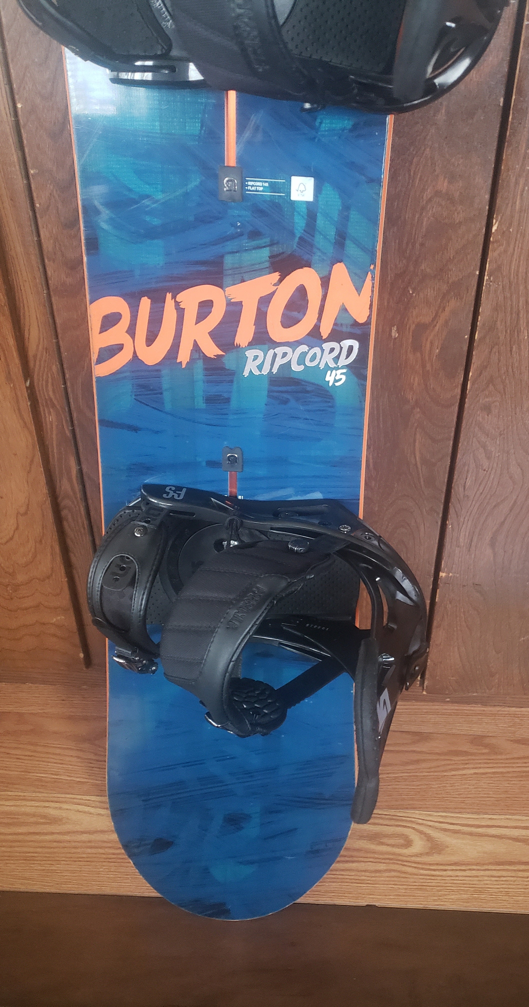 145cm BURTON RIPCORD IN CHANNEL SNOWBOARD w BURTON FREESTYLE