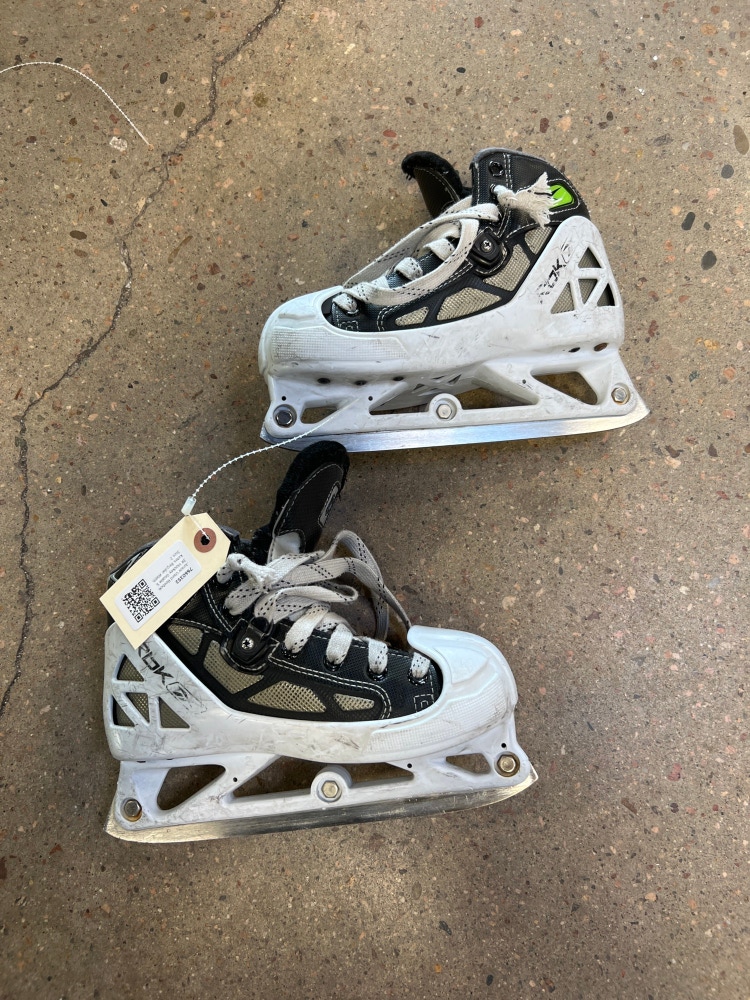 Junior Used Reebok 3K Hockey Goalie Skates Regular Width Size 2