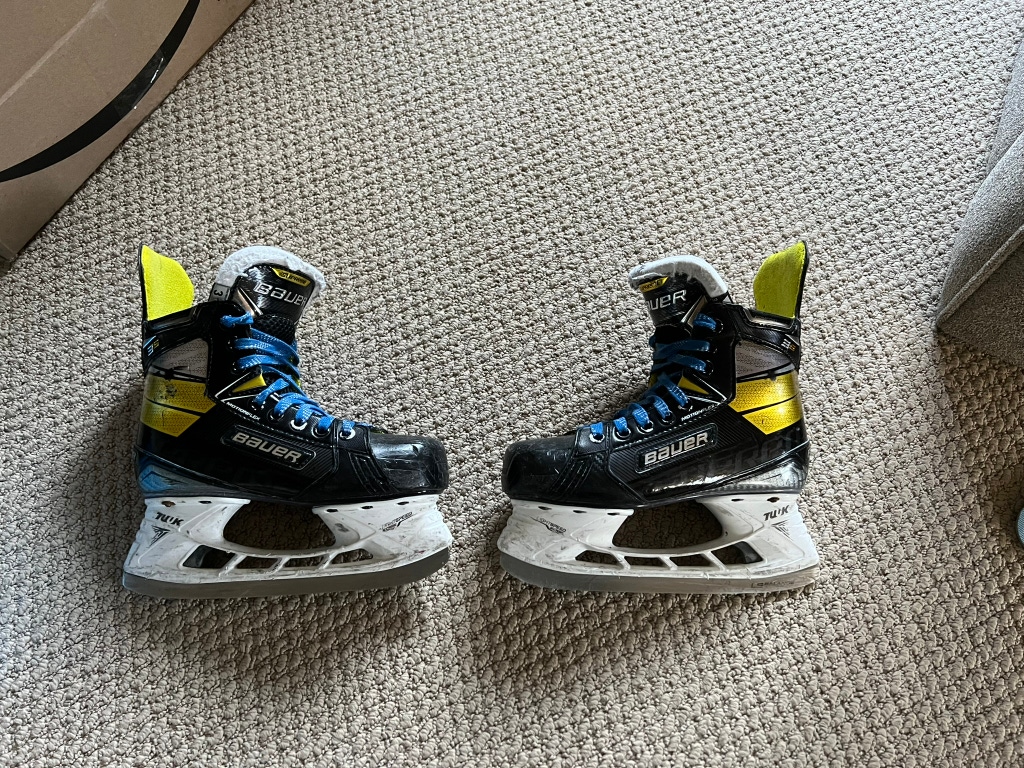 Used Junior Bauer Supreme 3S Hockey Skates Extra Wide Width Size 3