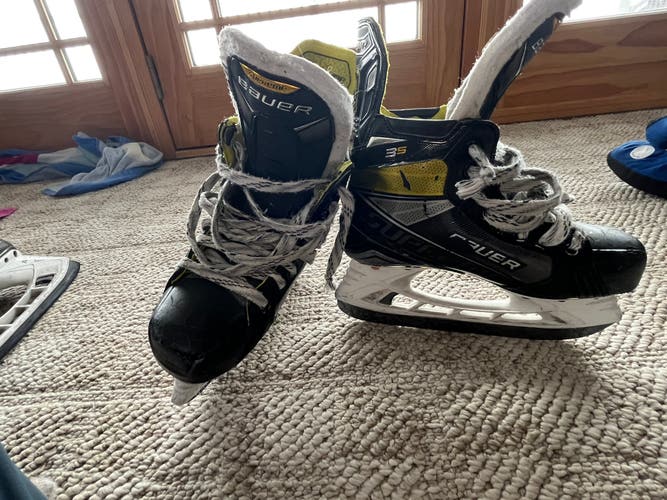 Intermediate Bauer Size 4 Supreme 3S Hockey Skates