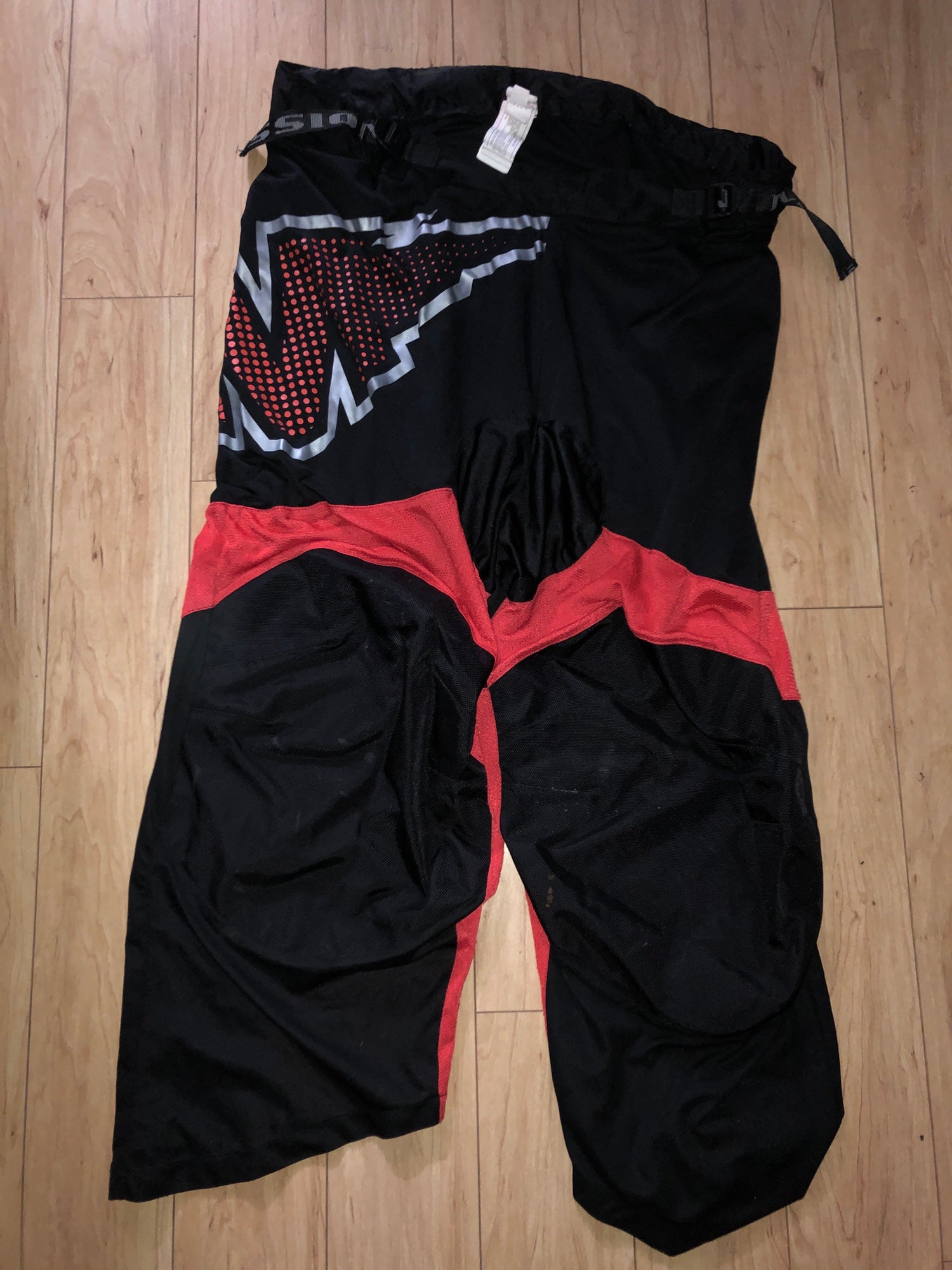 Used Rare Senior large Mission inhaler AC4 hockey pants | SidelineSwap