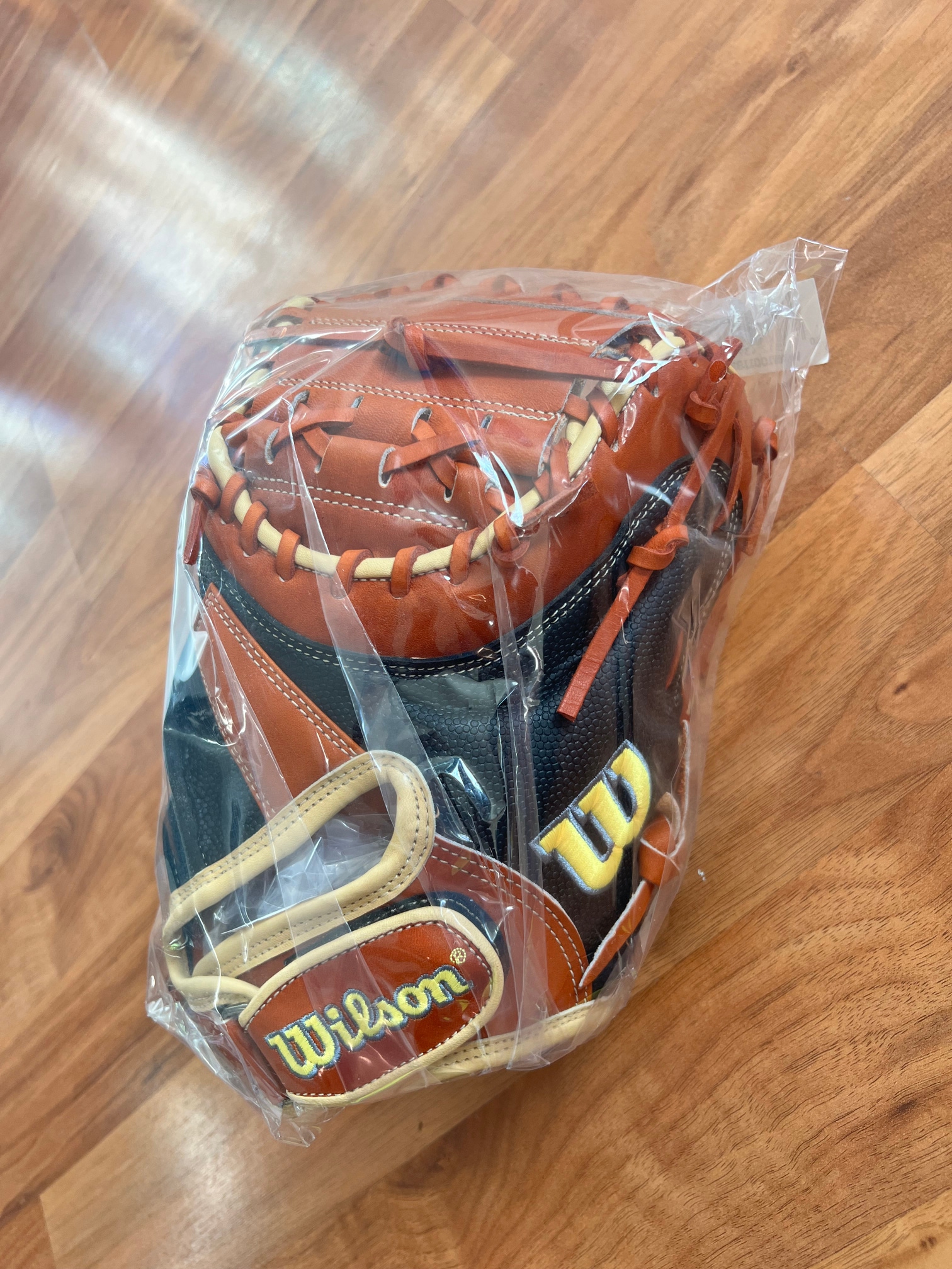 New Right Hand Throw Wilson Catcher's A2000 Baseball Glove 34"