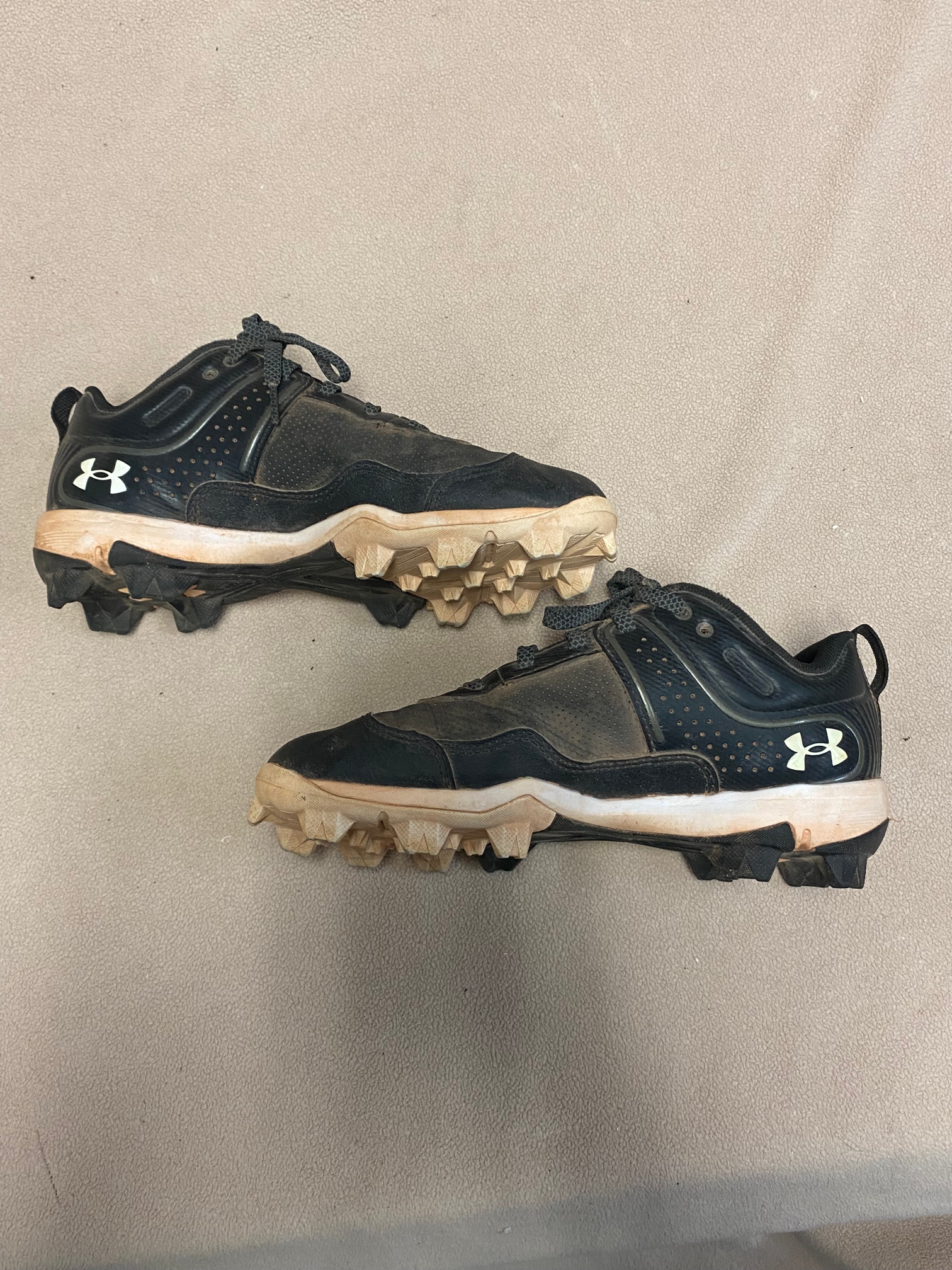 Black Used Kid's Size 4.0 Molded Cleats Under Armour Mid Top