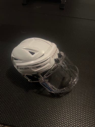 Medium Bauer  Re-Akt 150 Helmet