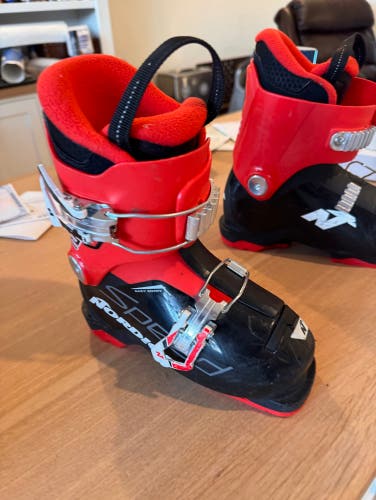 Ski Boots Kids / Youth 18 & 18.5 (225-234mm) Unisex All Mountain SpeedMachine Ski Boots