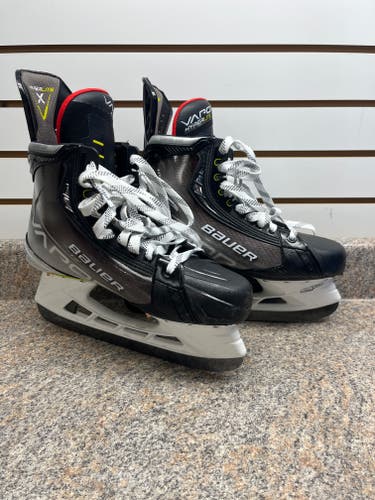 Used Bauer Vapor Hyperlite Hockey Skates 8.5