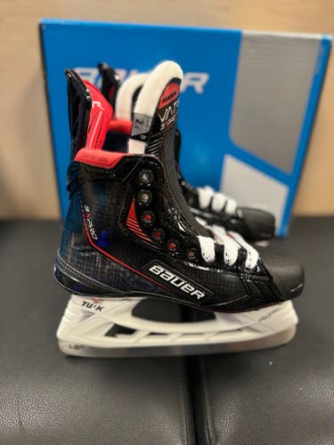 Junior New Bauer Vapor 3X Pro Hockey Skates Regular Width Size 2.5