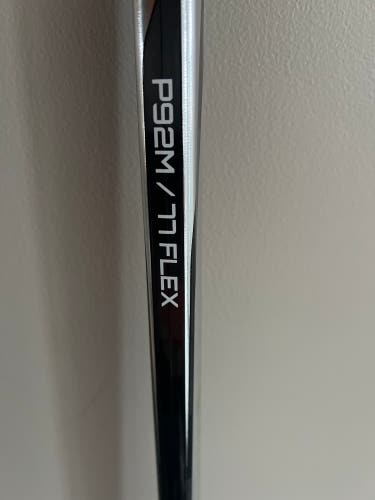 New Bauer hyperlite 2 hockey stick 77 flex p92m