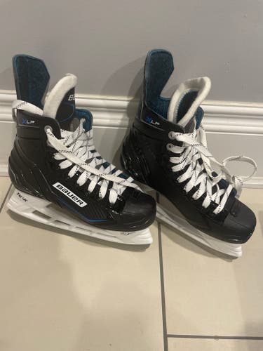Intermediate Almost New Bauer XLP Hockey Skates Regular Width Size 4