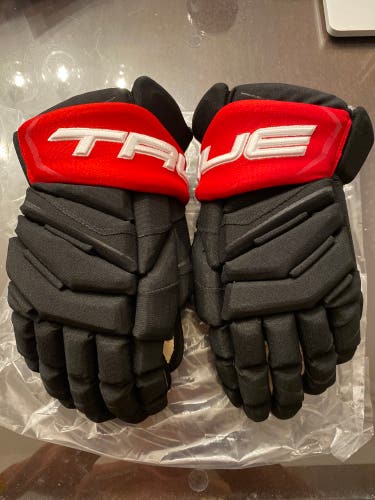 New True Catalyst 9x Gloves 15” Yegor Sokolov Ottawa