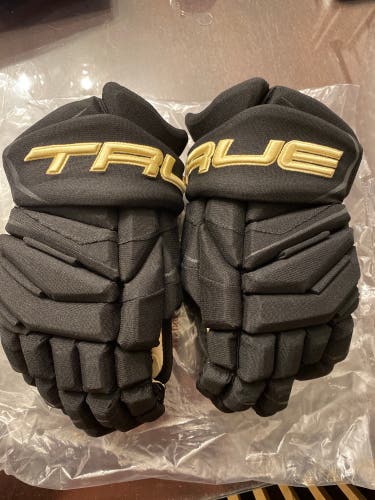 New True Catalyst 9x Gloves 13.5” Pittsburg Winter Classic