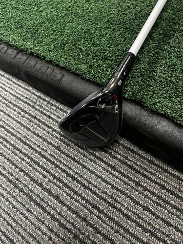 New Men's 2023 Right Handed Titleist TSR2 Hybrid Regular Flex 3H