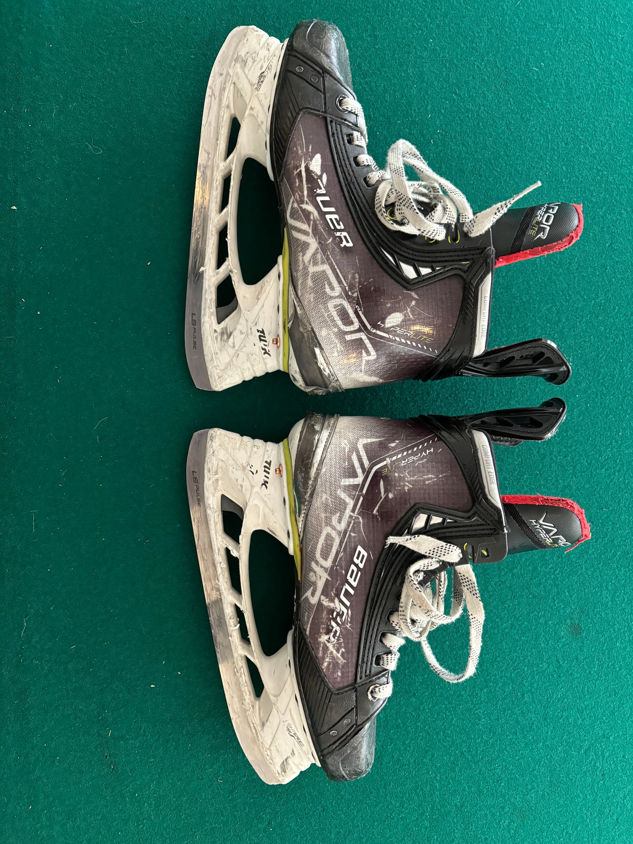 Used Intermediate Bauer Vapor Hyperlite Hockey Skates Size 5