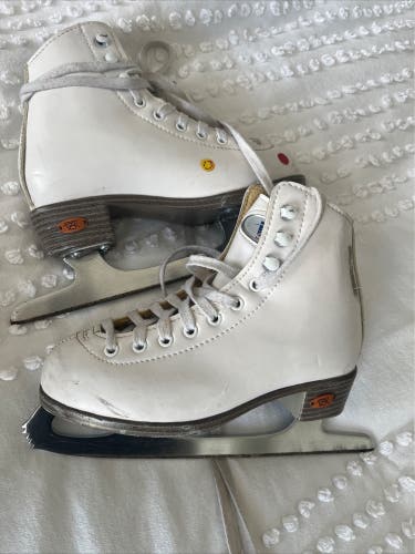 Used Riedell   Youth Girls Figure Skates Size 1