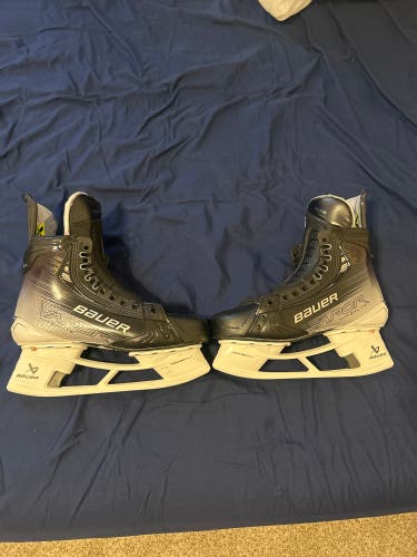 Senior Bauer Regular Width Pro Stock 7.5 Vapor Hyperlite 2 Hockey Skates Barely Used
