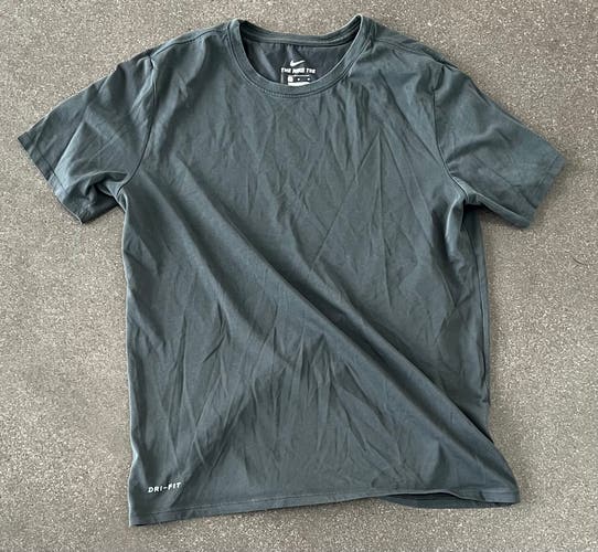 Used Nike Dri-Fit Men’s Size Medium T-Shirt (In Great Condition)