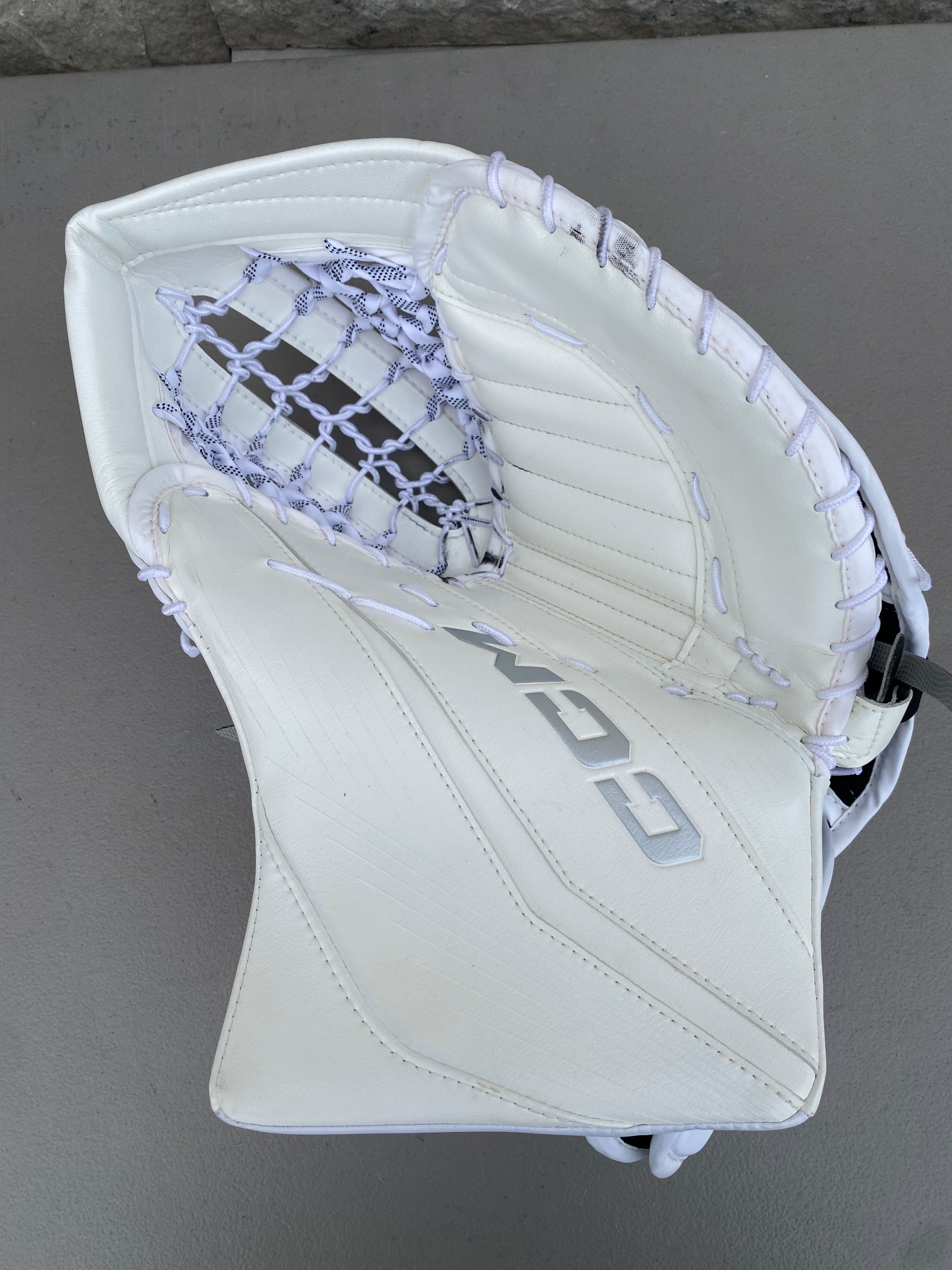 CCM EXTREME FLEX 6 Pro Stock Goalie Glove 600 White 4681