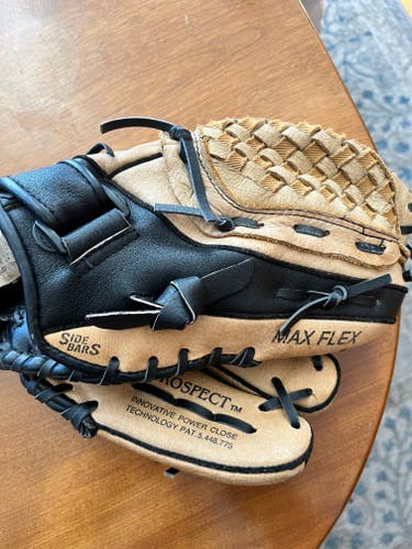 Used Right Hand Throw Mizuno Power close Baseball Glove 11"