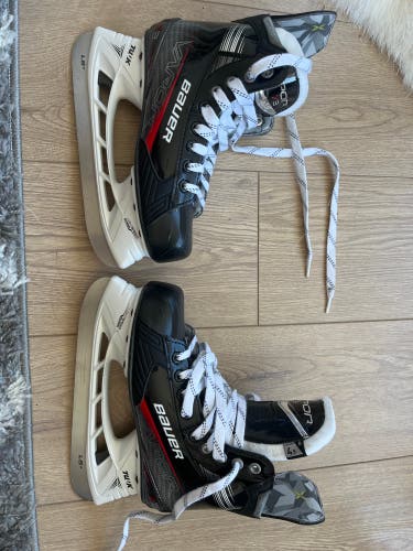 Intermediate Bauer Regular Width Size 4.5 Vapor X3.0 Hockey Skates
