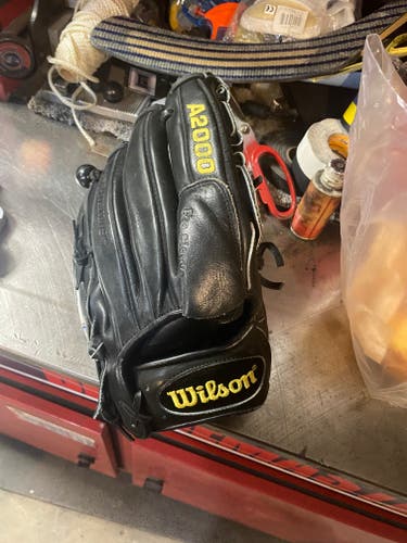 New 2021 Wilson Right Hand Throw Pitcher's A2000 Baseball Glove 11.5"