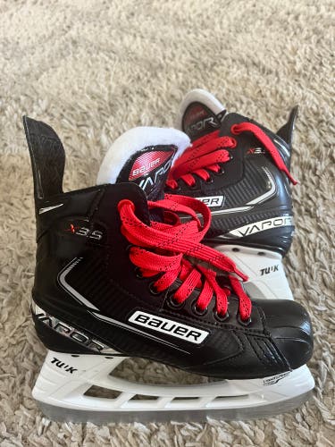 Junior Bauer Regular Width Size 2.5 Vapor X3.5 Hockey Skates