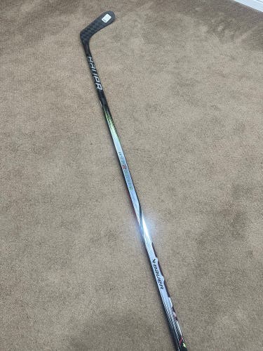 P28 77 Flex New Right Handed P28 Vapor Hyperlite 2 Hockey Stick