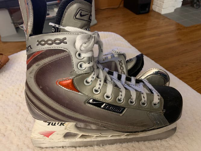 Senior Bauer Regular Width  8.5 Vapor XXXX Hockey Skates
