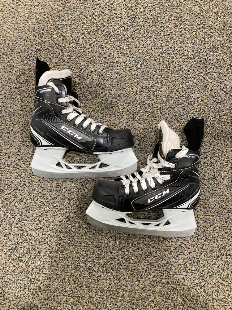 Used Junior CCM Tacks 9040 Hockey Skates Regular Width, Size 1.0