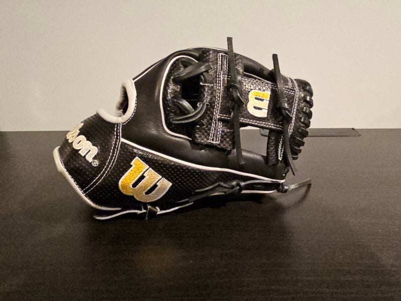 Used 2023 Wilson Right Hand Throw Infield A2000 Baseball Glove 11.5"