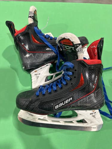 Used Intermediate Bauer Vapor 3X Pro Hockey Skates Size 5.5 with extra LS Pulse 246 Steel