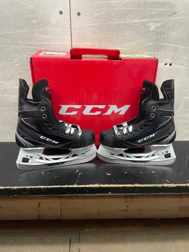Junior CCM Regular Width  Size 1.5 RibCor MaxxPro Hockey Skates
