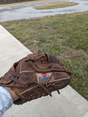 Used Right Hand Throw Nokona Infield Buckaroo Baseball Glove 11"