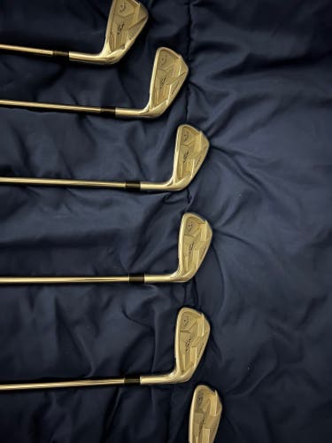 Used Right Handed Regular Flex Graphite Shaft Apex Pro Iron Set