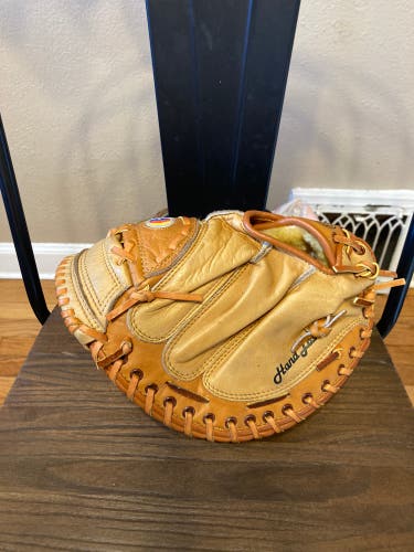 Youth Cooper Catcher’s mitt (Excellent Condition)-31.5’ RHT