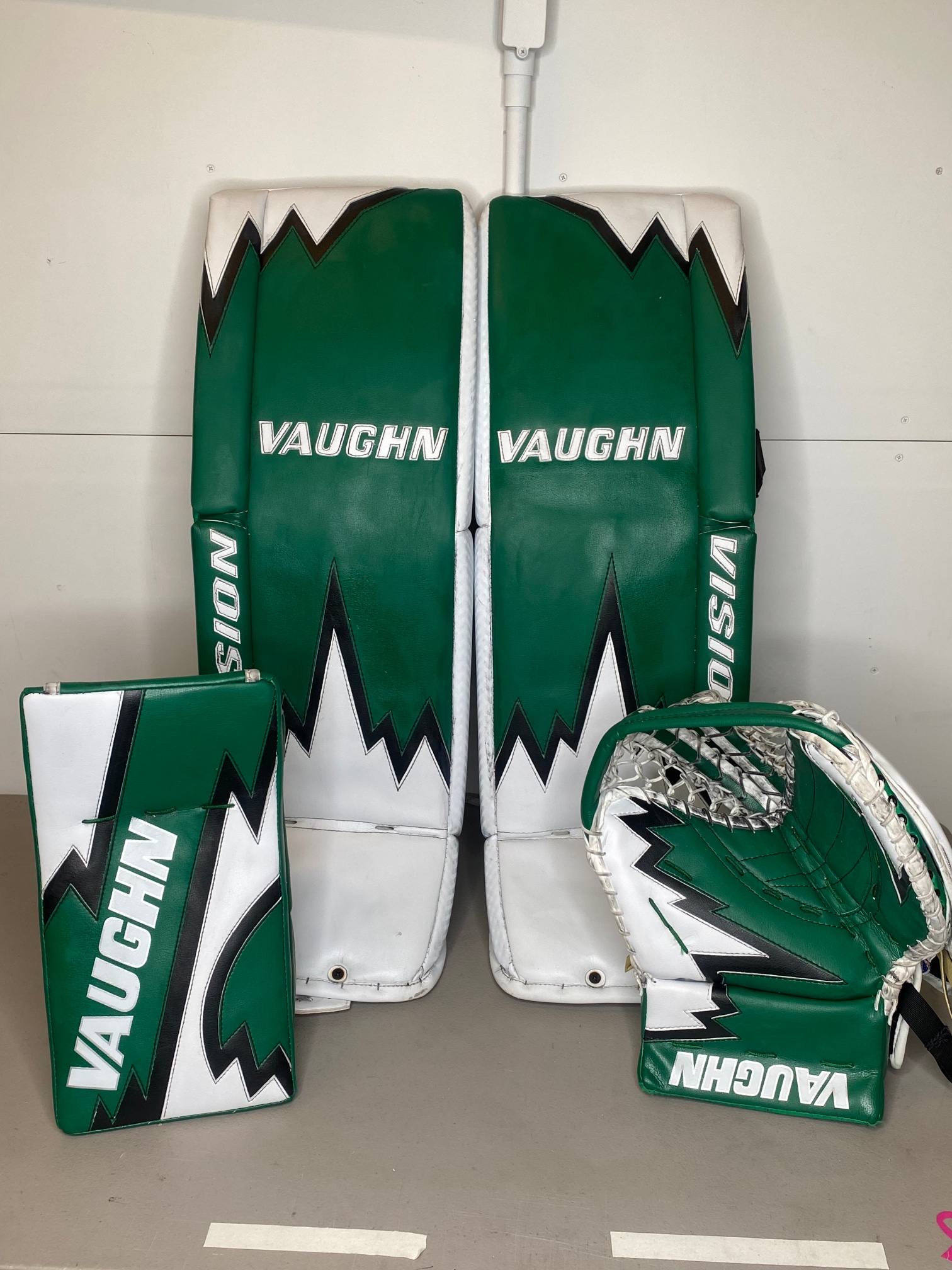 Vaughn Vision Pro Stock Goalie Pads V7 Pro XF Carbon Gloves Stars 4698