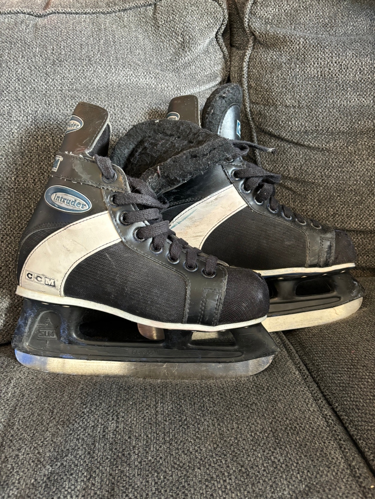 Used Senior CCM Size 6 Intruder Hockey Skates
