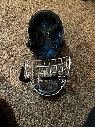 Used Medium Bauer Re-Akt 150 Helmet
